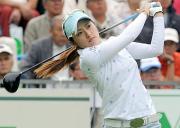 初日７位タイにつけた宅島美香のドライバーショット（撮影・今浪浩三）