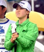 スタート前、左手首を触り険しい表情を浮かべる古閑美保