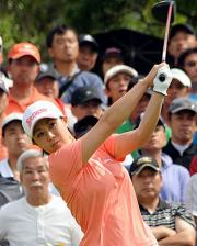 通算５アンダーで６位タイにつけた古閑美保のドライバーショット