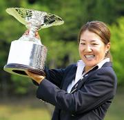 ゴルフの日本女子アマチュア選手権で優勝した藤本麻子
