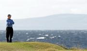 海を背にティーグラウンドからグリーン方向を見つめるワトソン（ＡＰ）