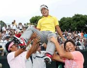 2勝目を挙げ胴上げされる藤田寛之(共同)