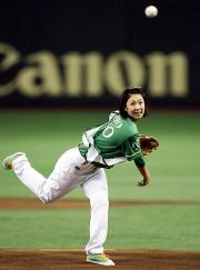 ２２日、東京ドームで巨人対中日の始球式を務めた古閑美保