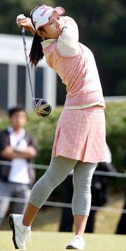 プロアマ戦でレギンスにピンクのミニスカートでプレーする宮里藍