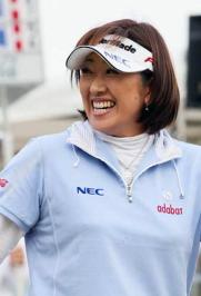 首位に浮上し笑みがこぼれる福嶋晃子（撮影・宮崎幸一）