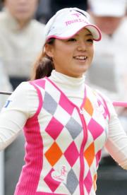 スタート前に笑顔を見せる有村は、好調なゴルフで10アンダーで首位に