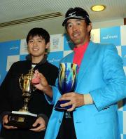 鈴木は長女の愛理さんからのお守りを手に長男・貴之君と記念写真に納まる