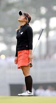 １８番グリーンで、バーディーを外し、敗れた有村は天を仰ぐ