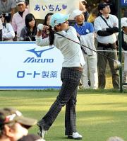 １８番、横断幕を背にティーショットを放つ宮里藍（撮影・桜井希望）