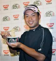 日清食品とスポンサー契約した池田勇太はカップめんを手に笑顔を見せる