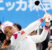 １７番ホール、ティーショットを放つ有村（撮影・田崎高広）