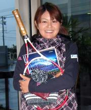 調整を終え、笑顔で写真に納まる諸見里しのぶ