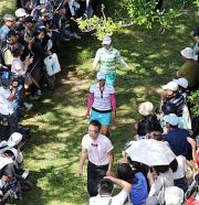 宮里と横峯は、大勢のギャラリーの拍手を浴びながら移動する