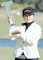 優勝トロフィーを掲げる北田（撮影・多田篤）
