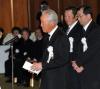 杉原輝雄さんのお別れ会で弔辞を読みあげる青木。後方右から中嶋、尾崎