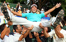 2週連続優勝で仲間から胴上げで祝福される谷原秀人(撮影・中島郁夫)