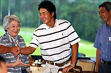 石川遼(中央)は表彰会場で祖母の塚原リヨさん(左)らと笑顔で握手する