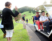 ホールアウトしカートで帰路に就く石川遼に手を振るタレントの真鍋かをり