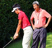 石川遼(左)は父勝美さんにティーグラウンドで構えを確認してもらう