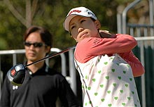 現在賞金女王の上田桃子は正確なドライバーショットを見せる