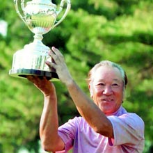 表彰式で優勝トロフィーを掲げる青木功