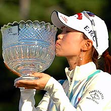 優勝した上田桃子は優勝カップにキスをする(撮影・奥田泰也)