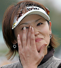 優勝の北田瑠衣はうれし涙を流した（撮影・中村誠慈）
