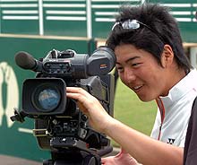 テレビカメラをのぞき込む石川遼（撮影・大石健司）