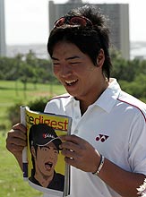 自身が特集された米ゴルフ雑誌を手に笑顔の石川（撮影・築山幸雄）