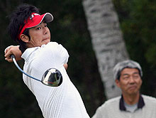 12番ホール、父勝美さんが見守る前で豪快なティーショットを放つ石川遼
