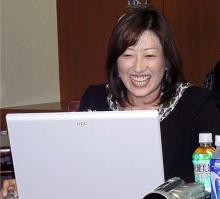 ＮＥＣのパソコンを活用したスイングチェックで、賞金女王を目指す福嶋晃子
