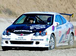 チャンピオンカー「ホンダ・インテグラ・タイプR」(2000CC)でコーナーを攻める。横には石井さん、晴れがましい一瞬だった(長谷川文撮影)