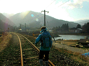 いかにも飛騨らしい風景の中、さびた鉄路が春を待っていた。右手は宮川。角川駅近くの踏切で(長谷川文撮影)