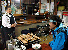 ゴールの角川駅前、玉屋食堂で玉腰歌さん(左)と