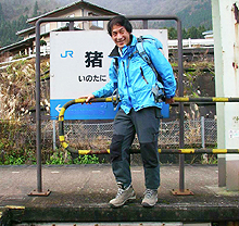 おお、今年のえとだ! この猪谷駅で富山からの列車は折り返す