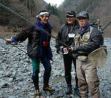 名人北沢さん(右)とベテランの前田さん(中央)に手ほどきを受けた