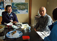 マラニック開催を喜ぶ地元の木沢地区活性化推進委員会、松下規代志会長(67=左)と世話役の「校長」山崎博文さん(71)