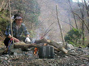 下流の中州。せせらぎを聞きながら、汁の垂れた飯ごうを返して蒸れるのを待った(長谷川文撮影)