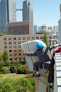最後が際どかった。ダクト伝いによじ上ったが吹き出し口が外向きだった。思い切って体を振った(遠藤大哉撮影)