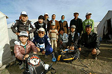 砂漠は1人では走れない。日本チームと現地の人々。前列左から貝畑さん、大塚哲さん、藤崎さん、田中さん。後列左から2人目が近藤武さん、右隣が年代別優勝の石原義昭さん(昨年のゴビ・マーチで)