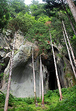上人の修行した岩井戸の「杓子の岩屋」。高さ５０メートルはある岩壁だ