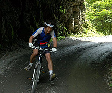 トンネルは岩がむき出し、タイヤが滑って転倒目前