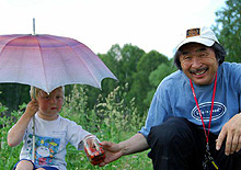 7月6日、イチゴ売りのおばさんの子どもと仲良しになった