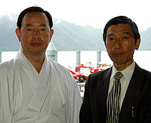 日光二荒山神社の斉藤芳史部長(左)と地元の自治会小島喜美男会長