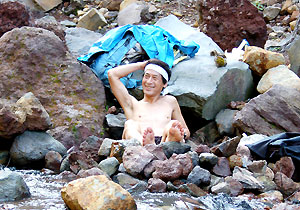 いい湯だな! 実は負け惜しみの冷泉である。水温5度、尻の穴が凍傷になりそうだった(和合正撮影)