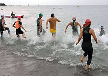 気温20度水温21・5度。37人が葉山公園前をスタートした。11月11日にも同所でクリニック遠泳が行われる(事務局電話:090・5500・0843)