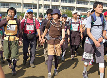 ２０日午後１時。若い人に囲まれて五日市中の校庭をスタート