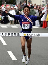 順大5区今井は4人抜きの快走で3年連続の区間賞でゴール(撮影・鹿野芳博)