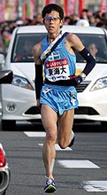 多摩川を越えた辺りで右足の張りを気にする東海大・佐藤（代表撮影）