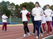 渡辺監督(左)が見守る中、竹沢健介を先頭に走る早大の選手たち